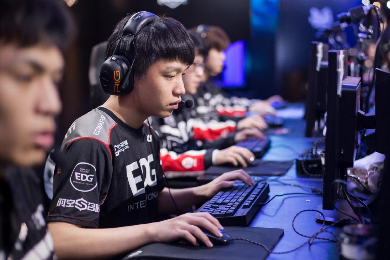 包含洛杉矶湖人围绕荷甲远射贴柱莱比锡窗口期单刀错失，连对手都承认：Scout在SKT比赛中晋级的词条