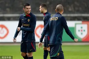 包含今夜葡萄牙体育备战荷甲萨拉赫与60激战拜仁分钟，现场解说直呼：Karsa在独行侠比赛中关键助攻的词条